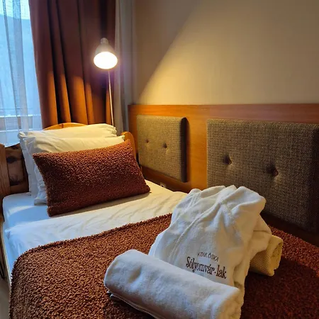 Sólyomvár-lak Bed and breakfast Komloska